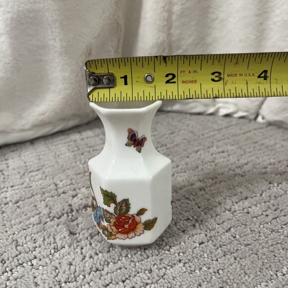 Vintage Ardalt White Vase with Flowers and Butterflies 3.75" Taiwan - Picture 6 of 10